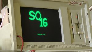 Foto do Solution-16 sendo iniciado, com a logomarca de apresentação do sistema SO-16 na tela